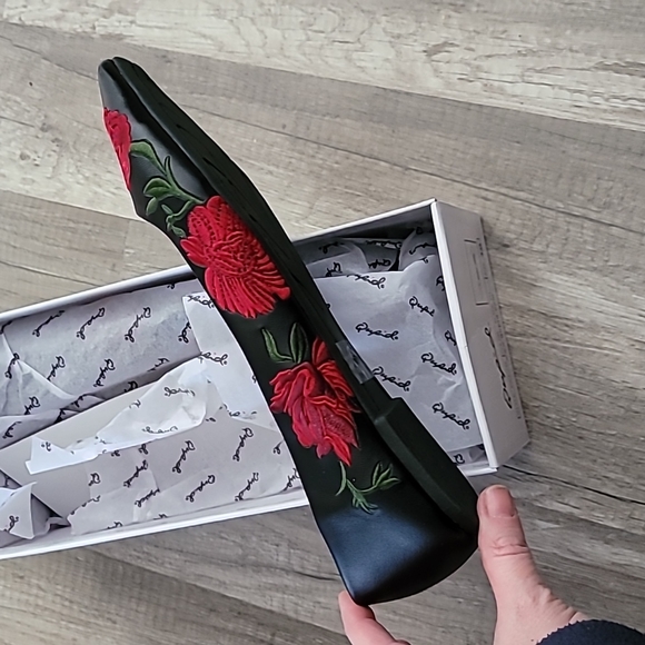 Black & Red Rose Flats NIB US 10 (Run small - more like a 9 or 9 1/2) - Picture 3 of 6